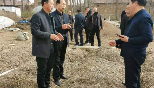 河南省商丘市農(nóng)機(jī)局局長(zhǎng)考察虞城縣金隆菇業(yè)